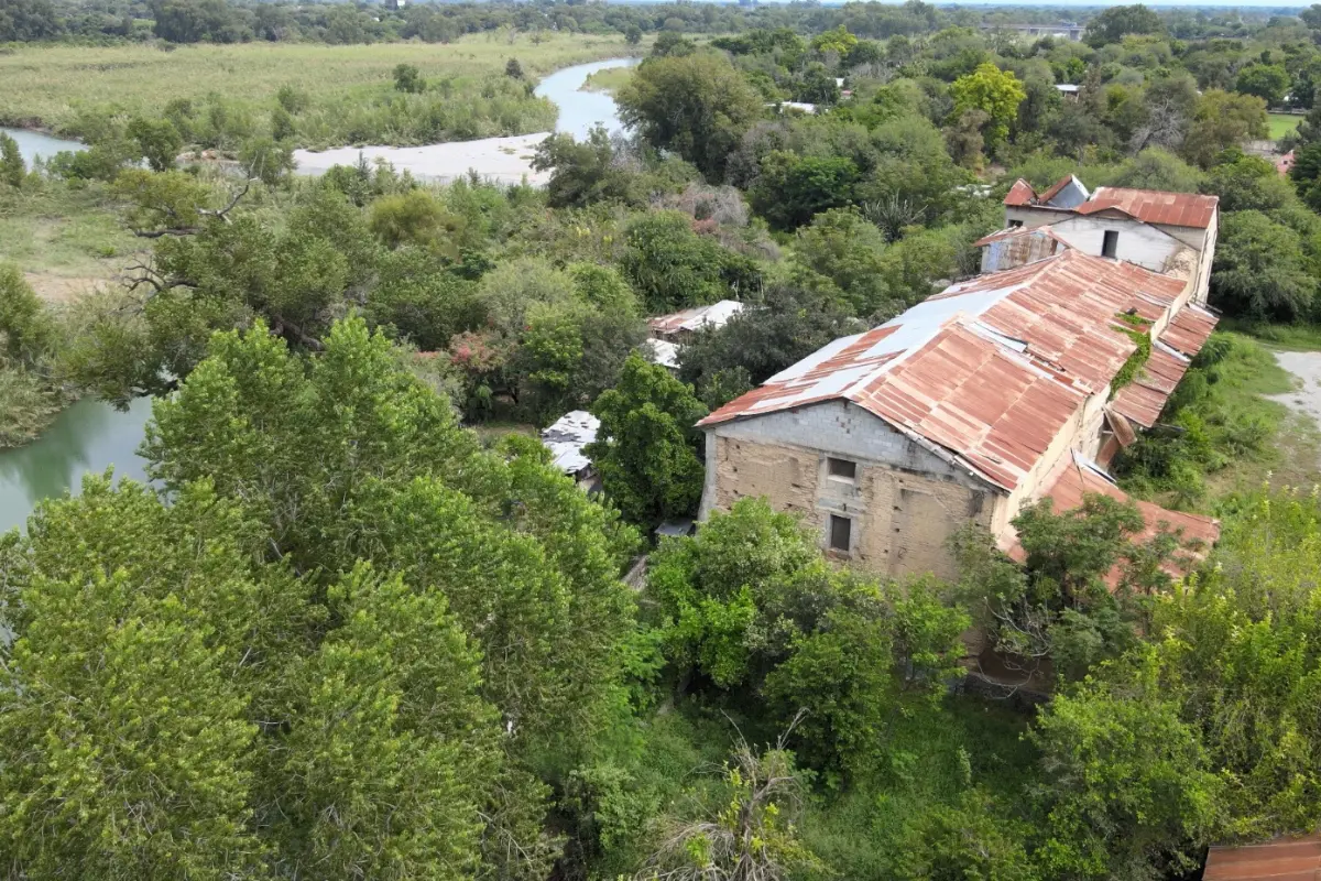 Al día de hoy la erosión ya ha devorado predios y algunas viviendas de las familias que viven cerca de la Ex Hacienda El Carmen. Foto: Daniel Espinoza