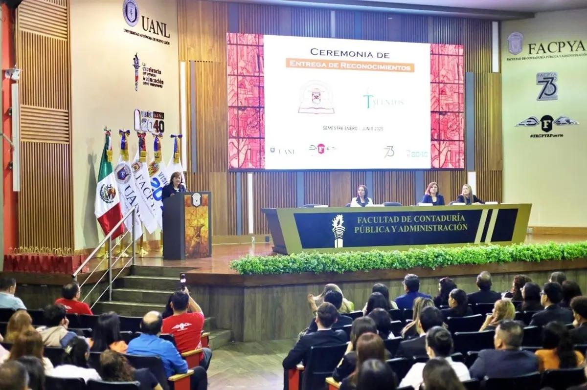 La Dra. Adriana Garza Elizondo, directora de FACPYA, encabezó la Ceremonia de Mérito Académico 2025. Foto: Facebook Facultad de Contaduría Pública y Administración UANL