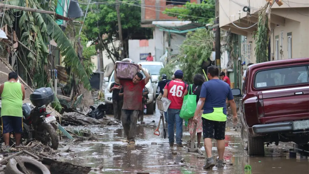 Bomberos voluntarios de Teotihuacán llevan ayuda a los afectados de Veracruz tras fuertes inundaciones