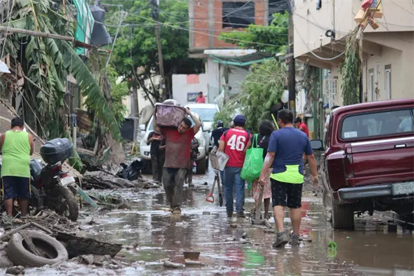 Bomberos voluntarios de Teotihuacán llevan ayuda a los afectados de Veracruz tras fuertes inundaciones