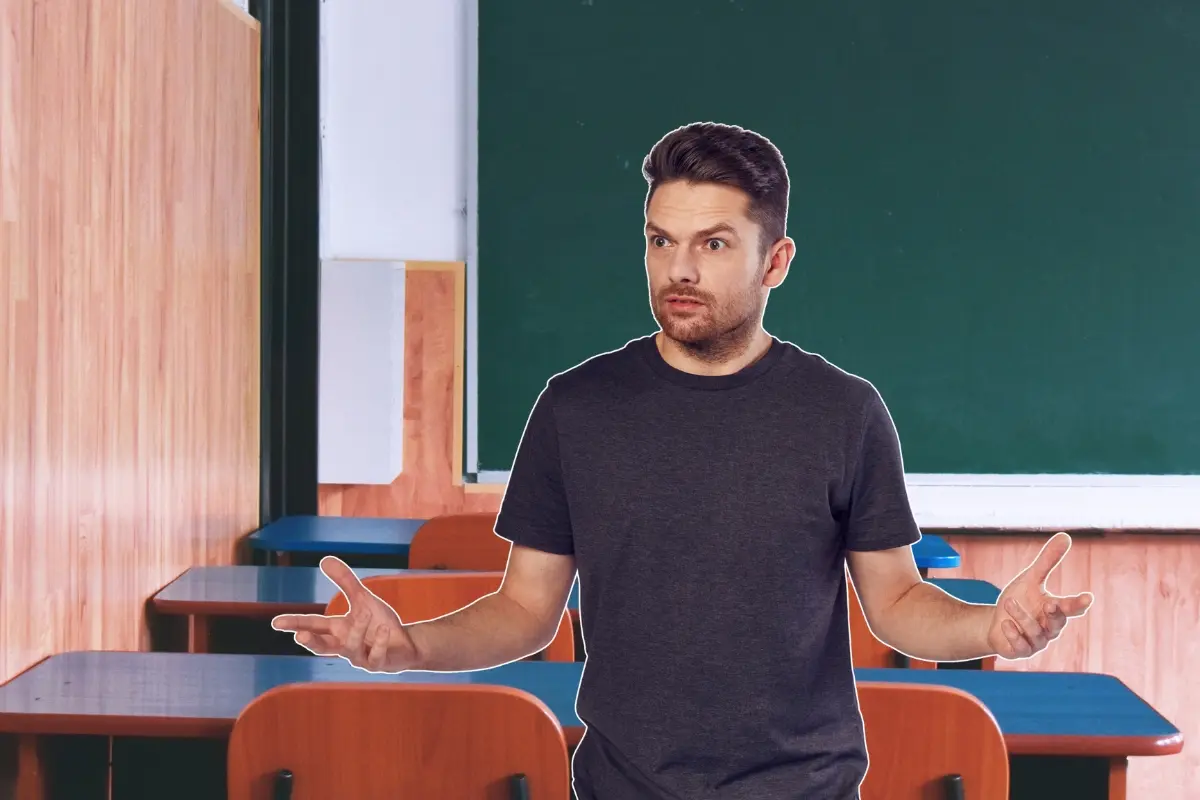 Un salón de clases y un hombre. Foto: Canva