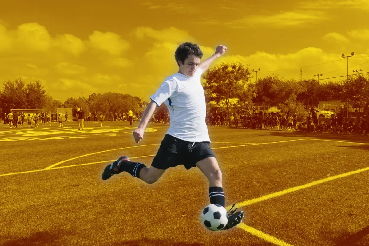 Un jugador de fútbol y las canchas del Mundialito en Guadalupe. Foto: Composición Canva