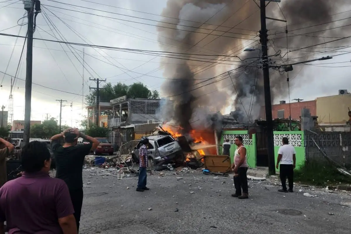 Fuerte explosión e incendio de vivienda estremecen colonia Infonavit en Nuevo Laredo. Foto: Protección Civil