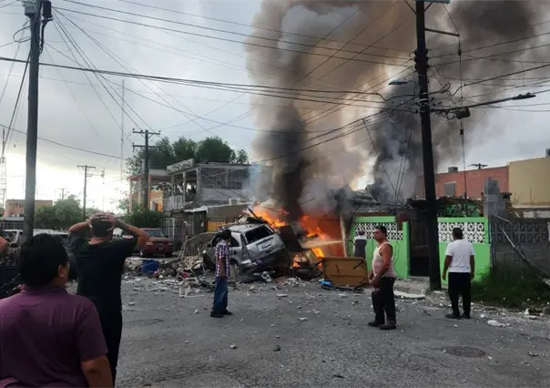 Fuerte explosión e incendio de vivienda estremecen colonia Infonavit en Nuevo Laredo