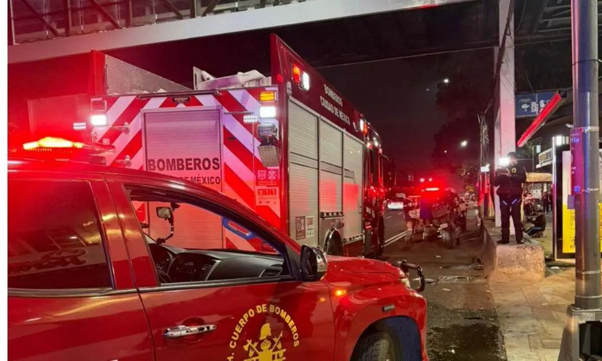 Bomberos atendiendo emergencia en incendio en Calzada de Tlalpan.  Foto: Ramón Ramírez