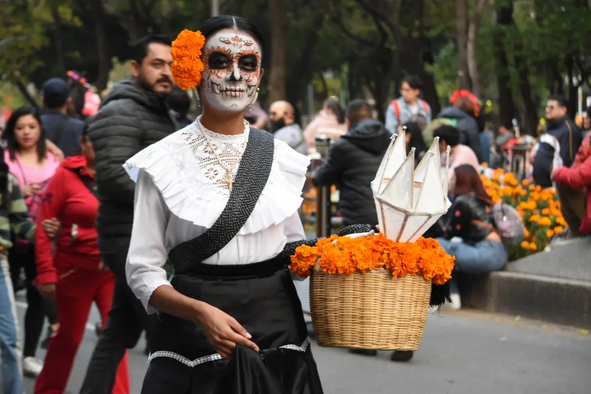 Persona maquillada de catrina en CDMX. Foto: X @turismocdmx