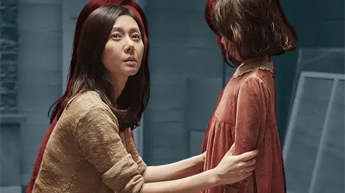 Mimic: voces del más allá, una misteriosa leyenda que aterroriza a una madre y su hija