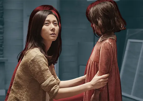 Mimic: voces del más allá, una misteriosa leyenda que aterroriza a una madre y su hija
