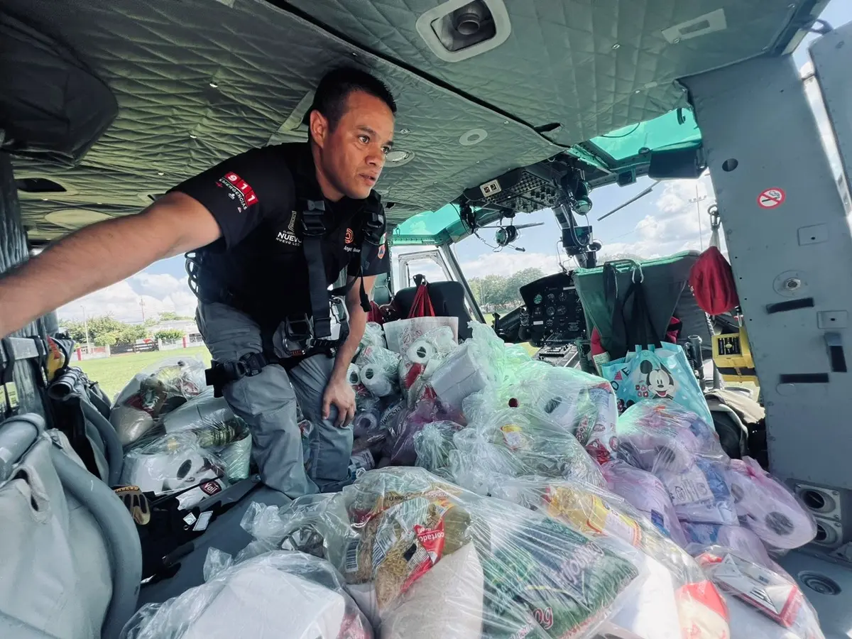 Personal de Protección Civl de Nuevo León colabora en la distribución de despensas a las familias afectadas por las lluvias e inundaciones en Pánuco, Veracruz. Foto: Protección Civil de Nuevo León