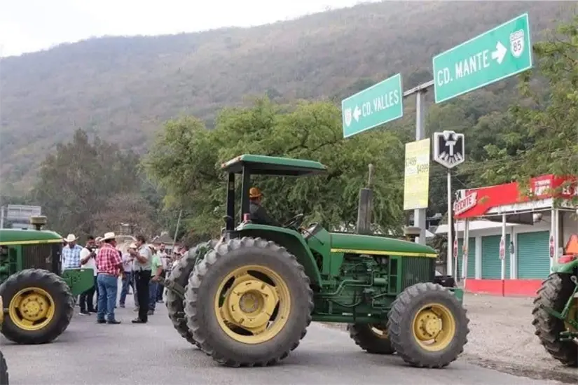 En Mante, los productores se movilizaron en la carretera Mante-Ciudad Valles. Foto: Carlos García