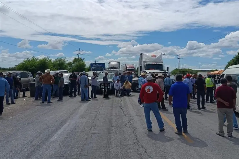 Productores agrícolas en diversos puntos de Tamaulipas bloquearon carreteras y realizaron manifestaciones para sumarse al paro nacional de agricultores. Foto: Carlos García