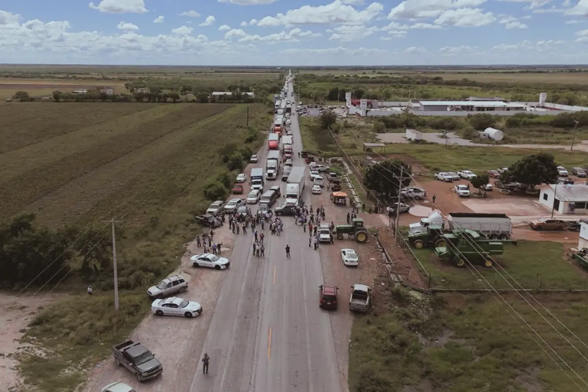Productores bloquearon la carretera Victoria- Matamoros a la altura de la Y en San Fernando; la circulación ya se encuentra abierta. Foto: Erick Moreno