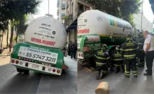 Pipa de gas cae en coladera del Centro Histórico y provoca caos vial en CDMX Pipa de gas cae en coladera del Centro Histórico y provoca caos vial en CDMX