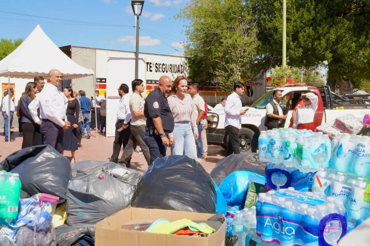 La presidenta municipal Carmen Lilia Canturosas Villarreal encabezó la salida del camión, acompañada de funcionarios municipales, voluntarios y cuerpos de auxilio que participaron activamente en la jornada. Foto: Ayuntamiento Nuevo Laredo