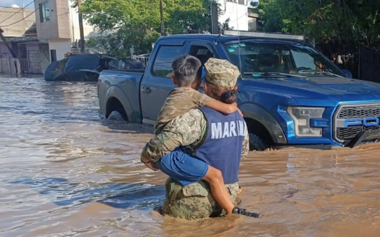Personal de Marina cargando un niño. Foto: X (@SEMAR_mx)