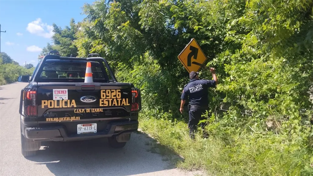 La SSP de Yucatán realiza labores de limpieza para liberar las señales de tránsito