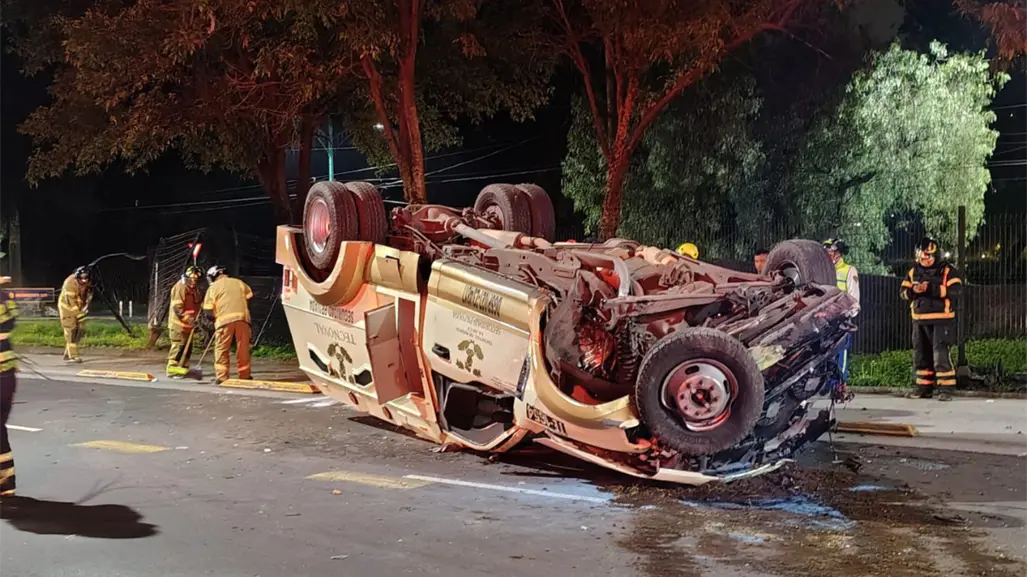 Volcadura de camioneta de valores deja dos lesionados y tránsito paralizado en Insurgentes Sur