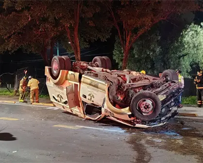 Volcadura de camioneta de valores deja dos lesionados y tránsito paralizado en Insurgentes Sur