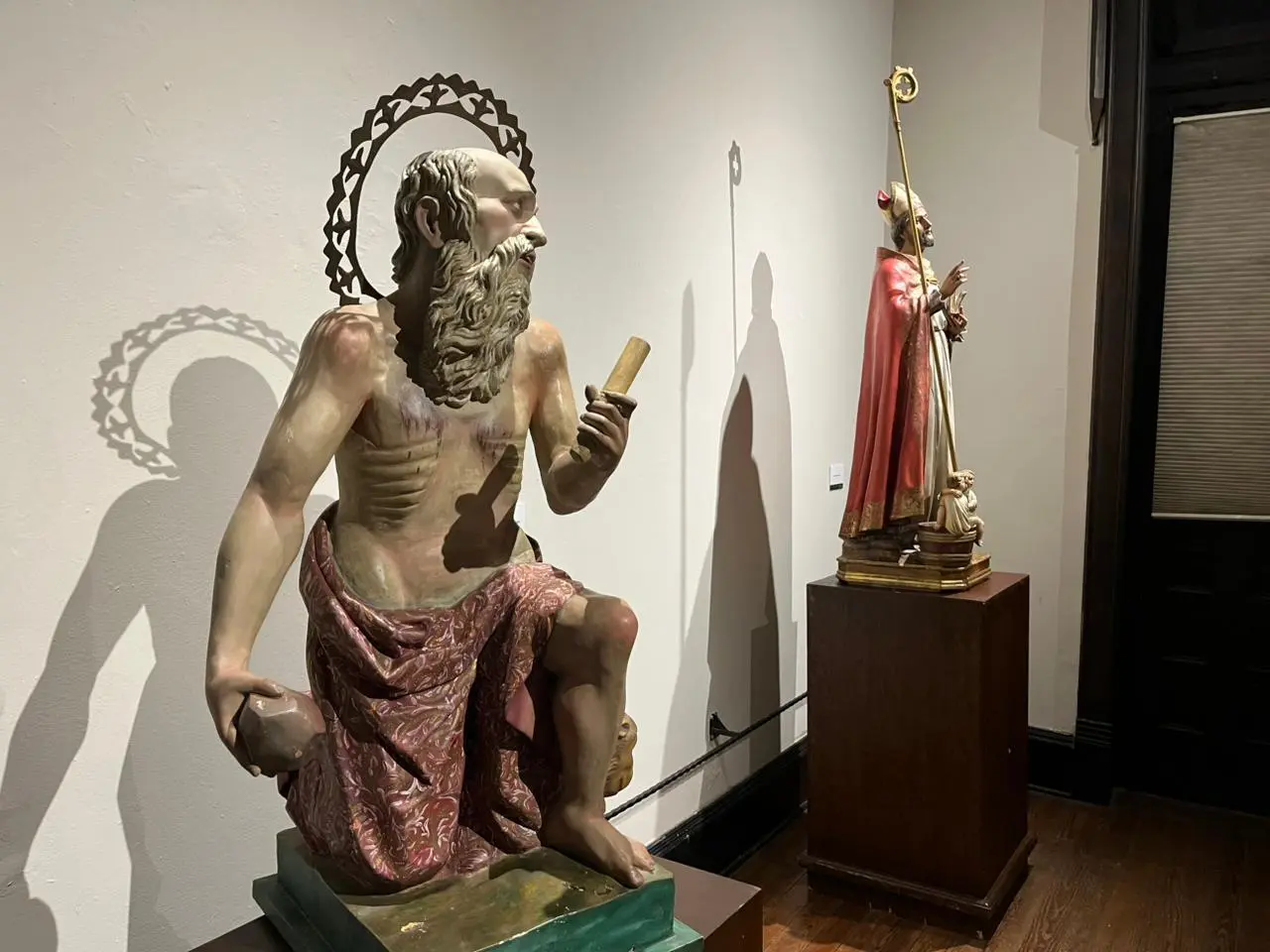 “Una mirada a través del tiempo”, es una muestra que invita a redescubrir el legado histórico, artístico y espiritual de la Catedral de Santiago Apóstol. (Fotografía: Leslie Delgado)