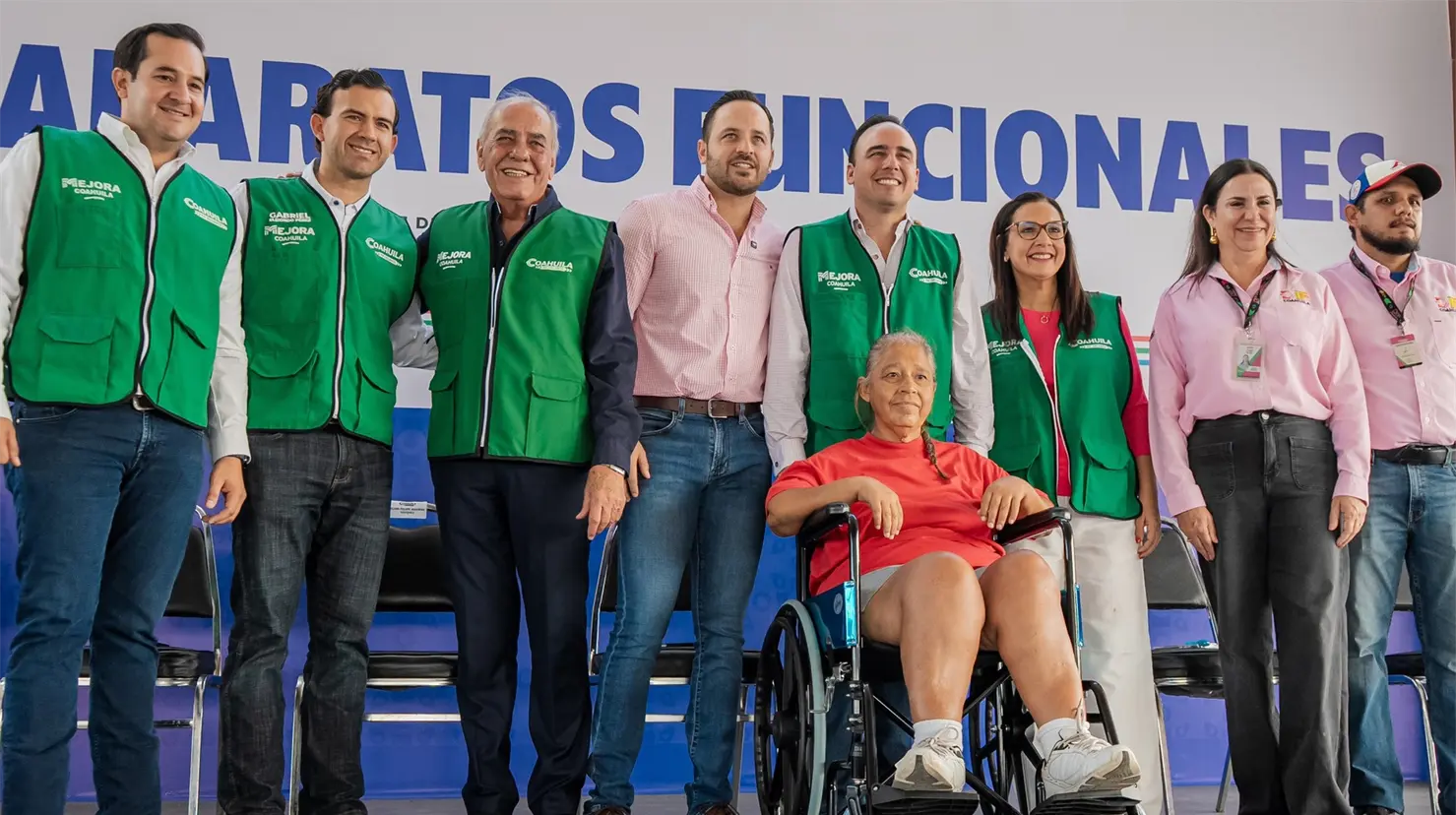 El gobernador Manolo Jiménez en la entrega de los aparatos. (Fotografía: Jacobo Rodríguez)