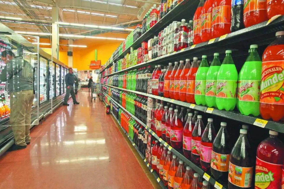 El posible aumento al Impuesto Especial sobre Producción y Servicios (IEPS), contemplado en el Paquete Económico 2026, encendió las alarmas entre los pequeños comerciantes de Tamaulipas. Foto: CANACO