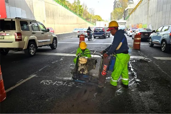 Tapar baches sin autorización en CDMX puede hacerte acreedor a esta costosa multa