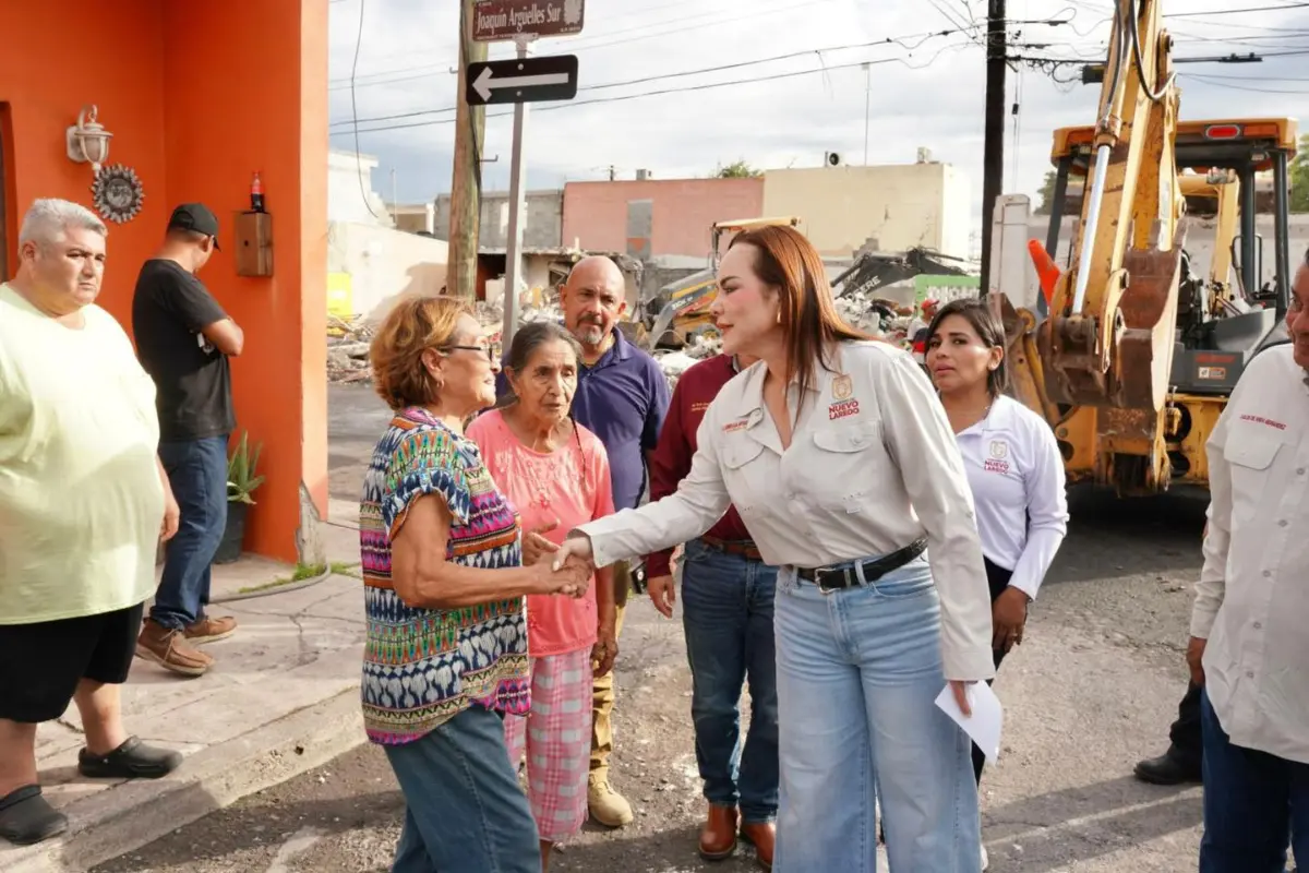 La alcaldesa de Nuevo Laredo brinda su apoyo a familias afectadas tras la explosión de gas en viviendas de Infonavit Fundadores | Foto: FB Carmen Lilia Canturosas