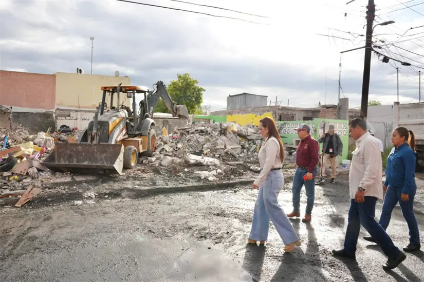 Carmen Lilia Canturosas Villarreal visitó la colonia Infonavit para brindar su apoyo a familias afectadas tras explosión de gas | Foto: FB Carmen Lilia Canturosas 