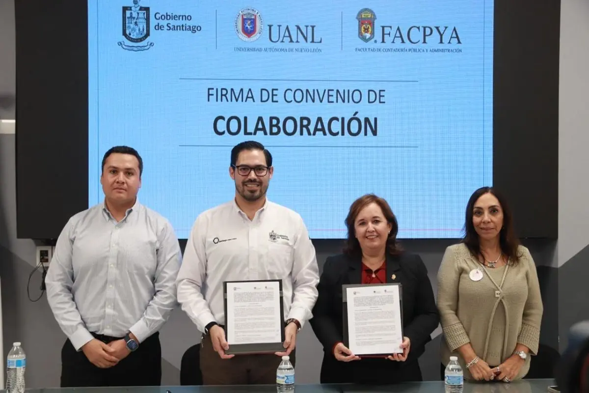 Dra. Adriana Garza Elizondo y David de la Peña Marroquín, presidente municipal de Santiago Foto: FACPYA