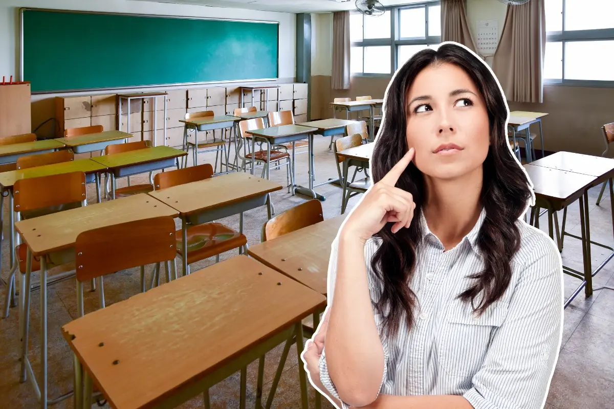 Un salón de clases sin alumnos y una mujer. Foto: Canva