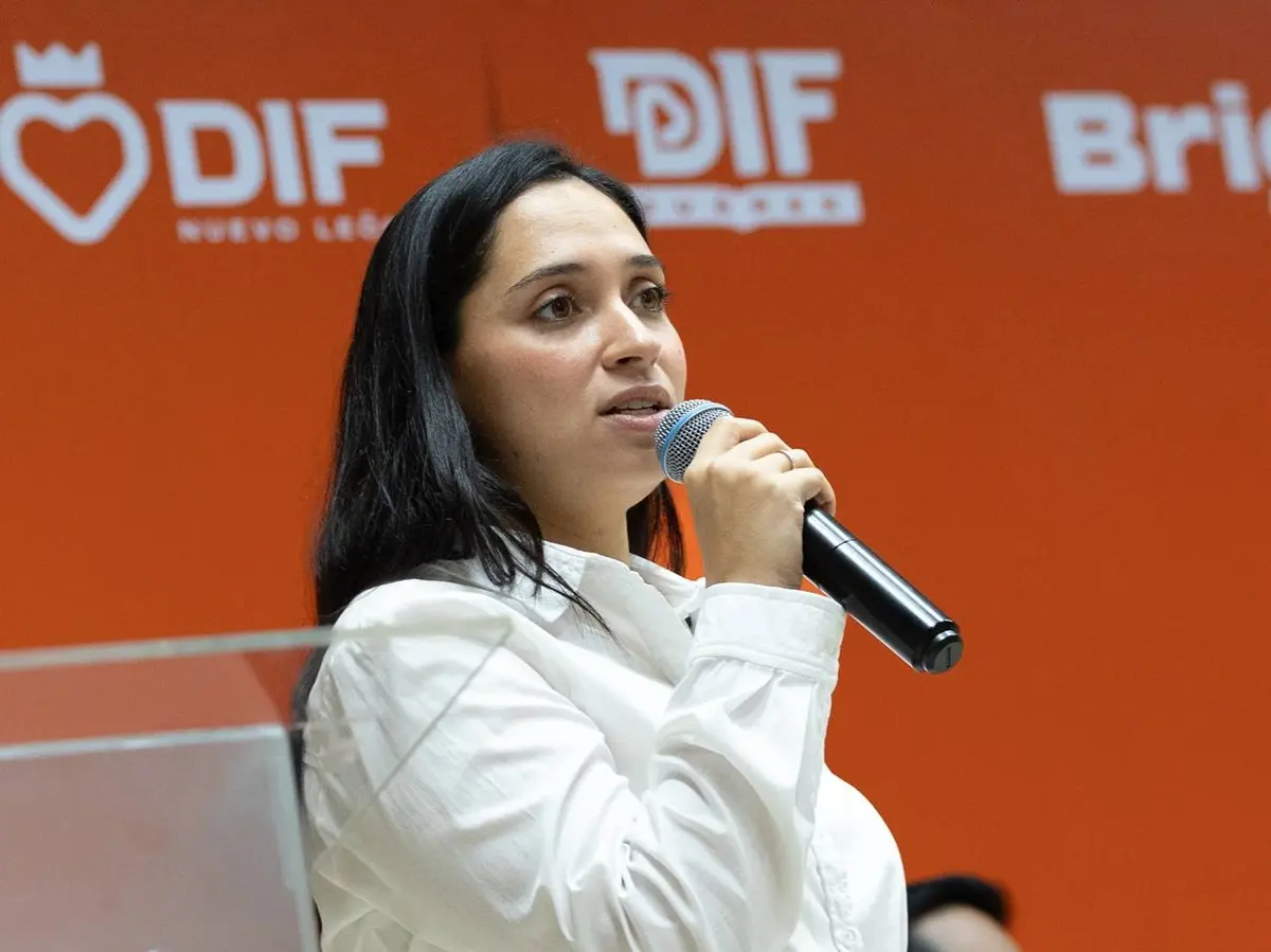 En la imagen Mónica Oyervides Acosta, presidenta del DIF Juárez, durante las brigadas de atención ciudadana. Foto: Gobierno de Juárez