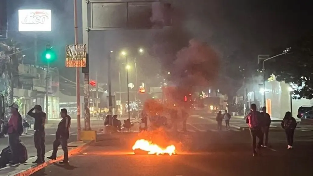 Maestros indígenas paralizan Oaxaca con bloqueos; exigen plazas y reconocimiento salarial