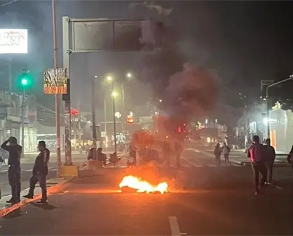 Maestros indígenas paralizan Oaxaca con bloqueos; exigen plazas y reconocimiento salarial