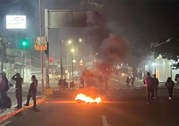 Maestros indígenas paralizan Oaxaca con bloqueos; exigen plazas y reconocimiento salarial