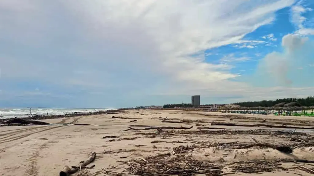 Playa Miramar tapizada por toneladas de palizada y basura