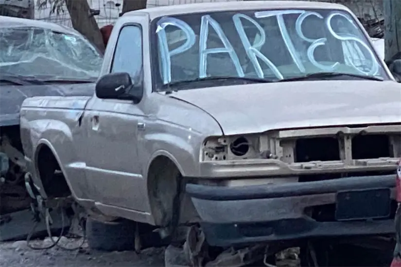 El ayuntamiento de Victoria inició un operativo para retirar los “yonkes” y vehículos abandonados que obstruyen la vía pública. Foto: Ramón Sánchez