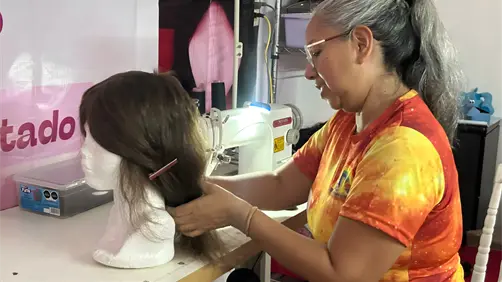 Dona tu cabello y regala esperanza: así se hacen pelucas para mujeres con cáncer en Monterrey