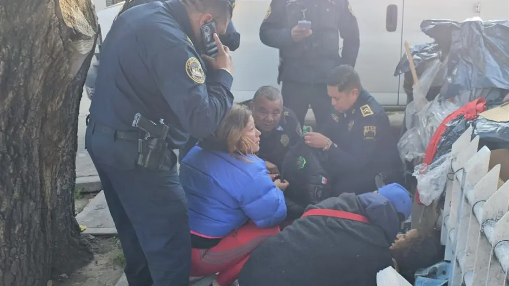 Policías héroes salvan a madre y bebé durante parto en plena calle de la Guerrero