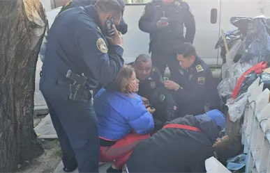 Policías héroes salvan a madre y bebé durante parto en plena calle de la Guerrero