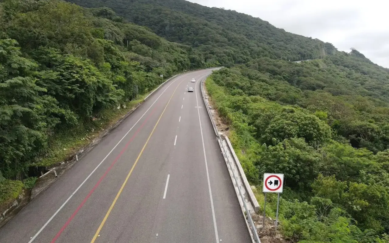 Continúan las obras de la carretera Toluca-Zihuatanejo. Foto: @SECTUR_mx