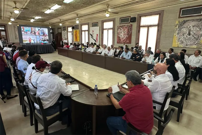 Reunión de trabajo entre autoridades de los tres niveles de gobierno celebrada en Tampico ante la creciente del río Pánuco. Foto: Axel Hassel
