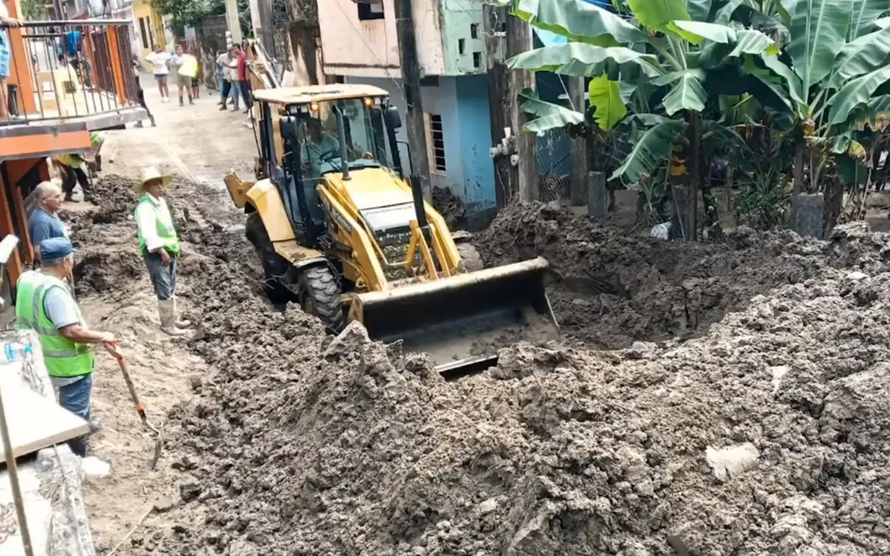 Maquinaria retirando lodo en localidad de San Luis Potosí. Captura de pantalla: X (@SICTmx)