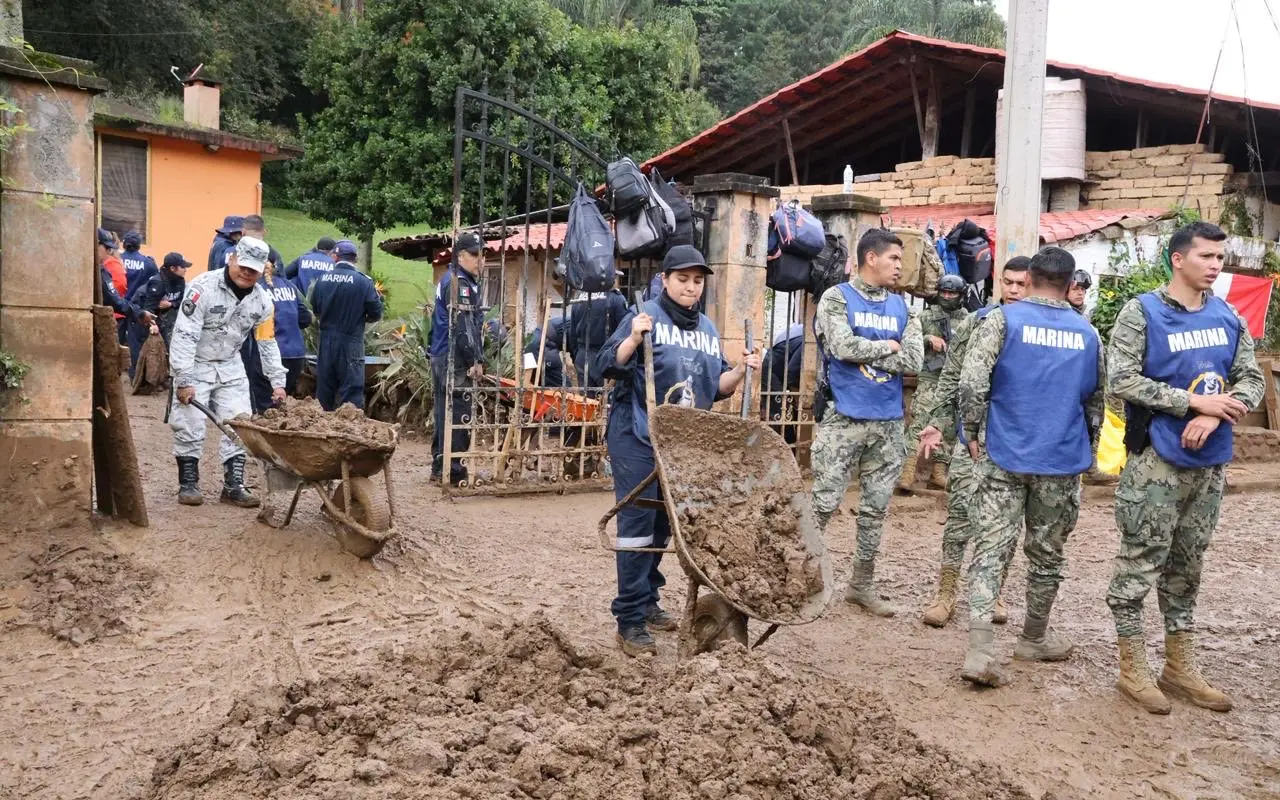 Marinos realizan labores de limpieza en Huauchinango, Puebla. Foto: X (@armentapuebla_)