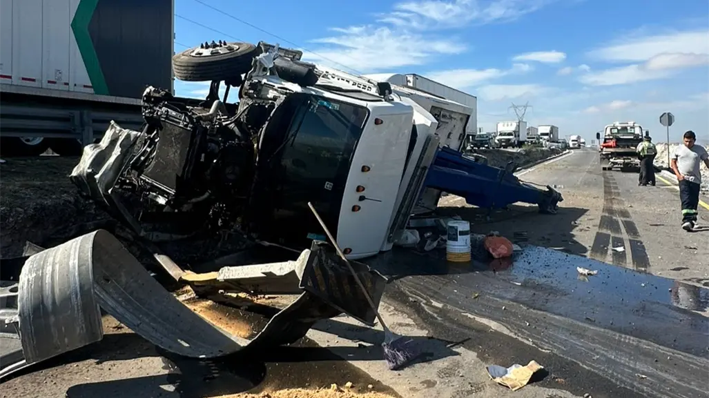 Vuelca grúa en carretera Saltillo - Monterrey; controlan derrame de combustible