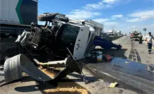 Vuelca grúa en carretera Saltillo - Monterrey; controlan derrame de combustible