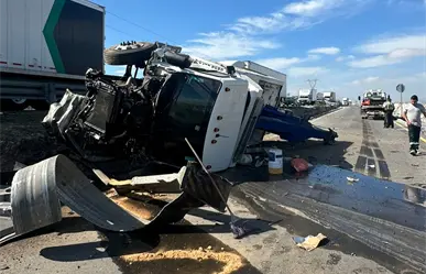 Vuelca grúa en carretera Saltillo - Monterrey; controlan derrame de combustible