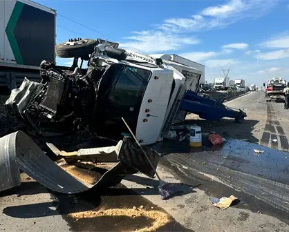 Vuelca grúa en carretera Saltillo - Monterrey; controlan derrame de combustible