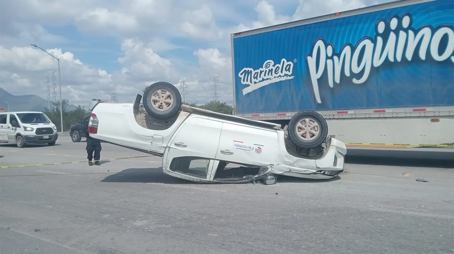 Una camioneta volcada en El Carmen, Nuevo León. Foto: Protección Civil Nuevo León