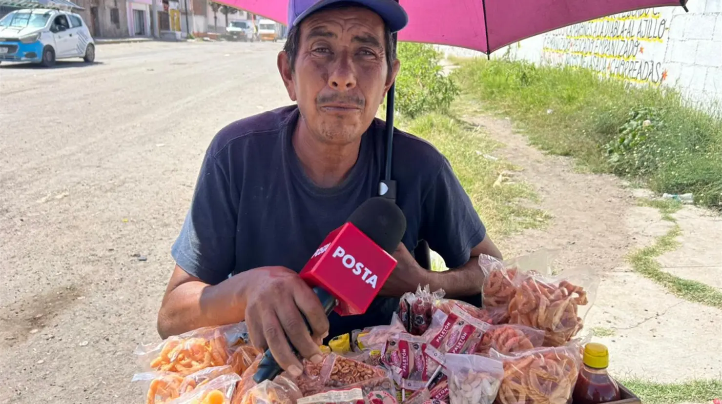 Carlos Díaz Alvarado, perdió sus 2 piernas por una enfermedad aahora vende dulces en las calles de Durango. Foto: Alejandro Ávila.