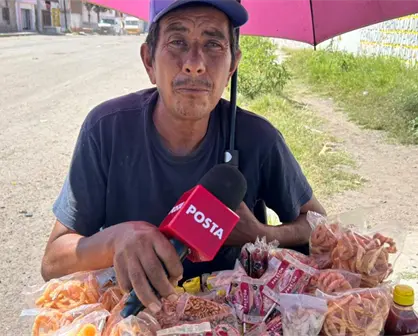 La diabetes amputó las piernas de Carlos, hoy vende dulces en las calles de Durango